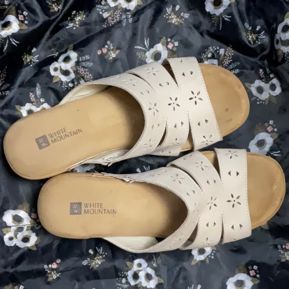 White Mountain Light tan 3 strap clog Sz 8 EUC